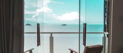 Doppia Deluxe, idromassaggio, vista mare | Minibar, con stile personalizzato, tende oscuranti, ferro/asse da stiro