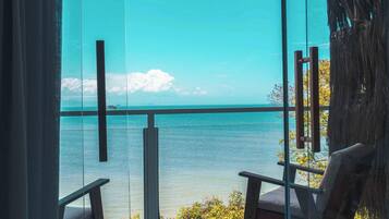 Quarto casal luxo, banheira de hidromassagem, vista para o mar | Frigobar, individualmente decorados, cortinas blackout