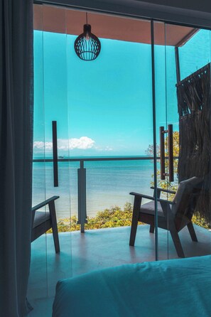 Deluxe tweepersoonskamer, bubbelbad, uitzicht op zee | Een minibar, individueel gedecoreerd, verduisterende gordijnen