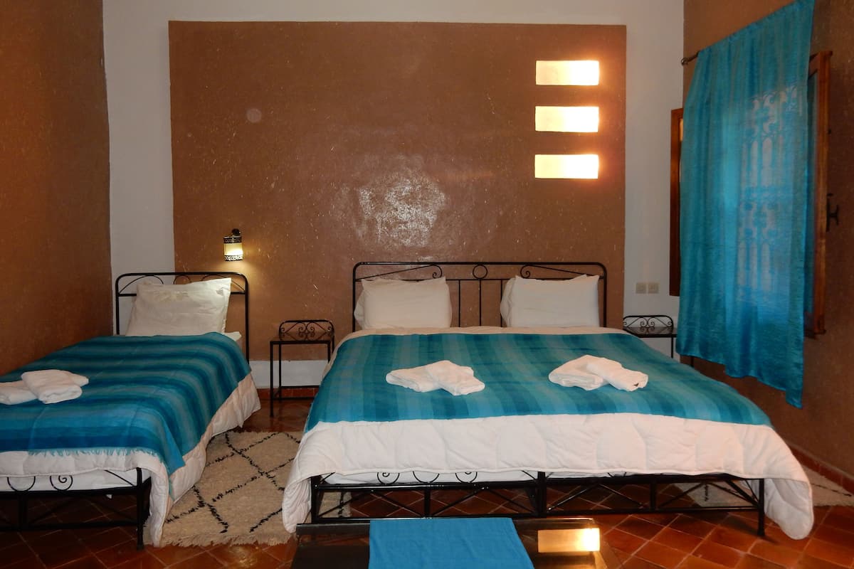 Quarto triplo | 1 quarto, escrivaninha, ferros/tábuas de passar roupa, Wi-Fi de cortesia