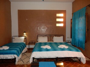 Driepersoonskamer | 1 slaapkamer, een bureau, een strijkplank/strijkijzer, gratis wifi