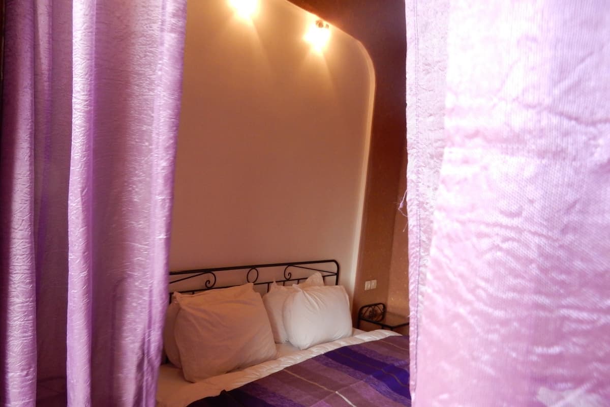 Phòng đôi, 1 giường cỡ queen, quang cảnh vườn | 1 phòng ngủ, bàn, bàn ủi/dụng cụ ủi quần áo 
