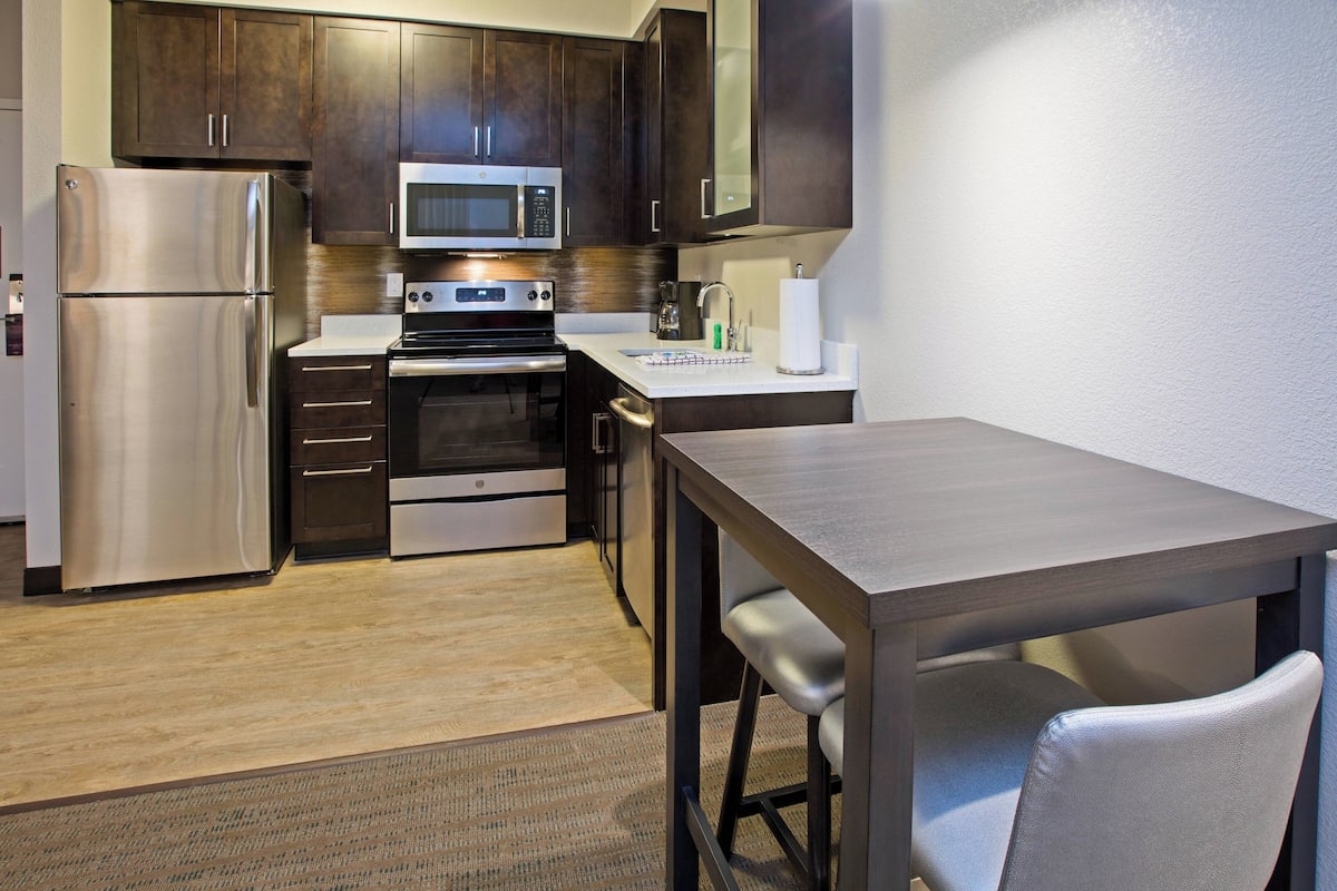 executive suite, 1 bedroom | private kitchen | full-sized fridge, microwave, oven, stovetop