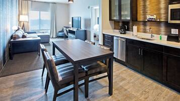 Skrivebord, blendingsgardiner, strykejern/-brett og barnesenger