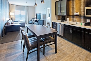 Escriptori, cortines opaques, planxa i posts de planxar i bressols