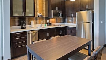 Full-size fridge, microwave, oven, stovetop