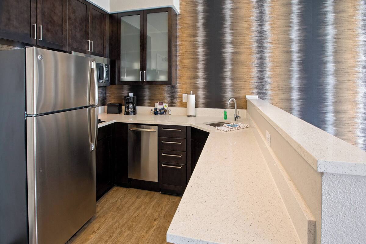 full-sized fridge, microwave, oven, stovetop