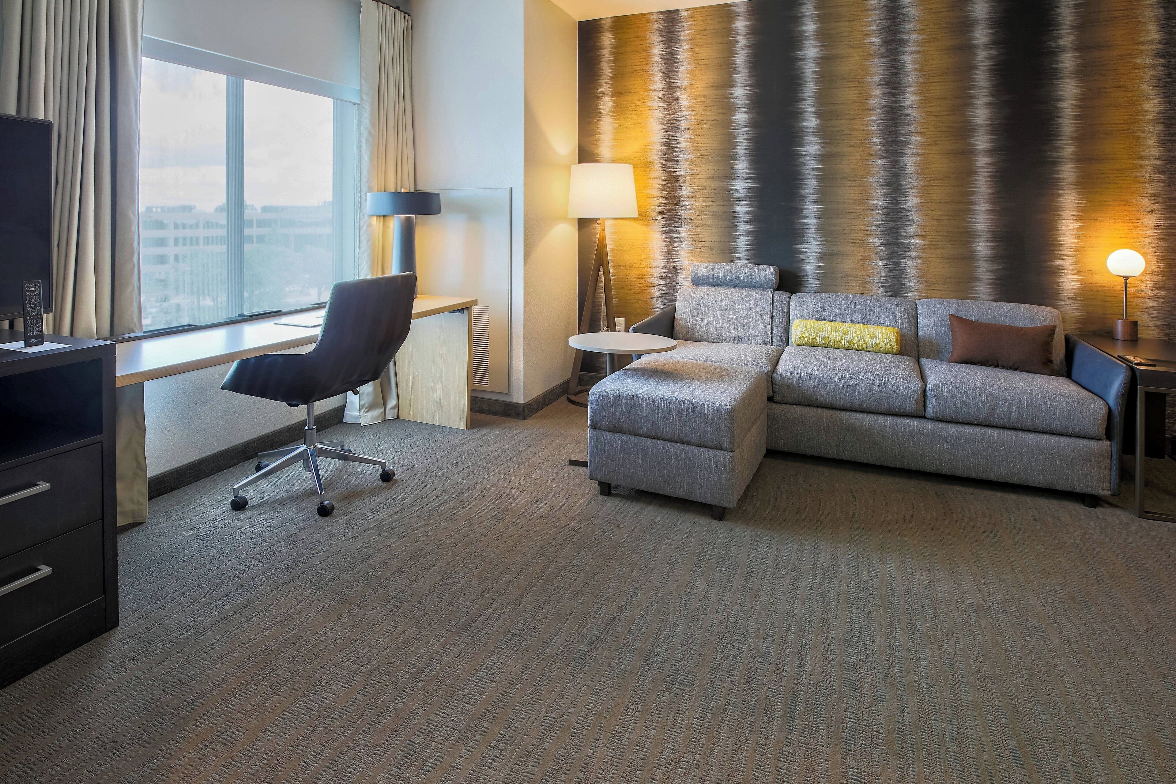 executive suite, 1 bedroom | living room | 42-inch led tv with cable channels, tv, netflix