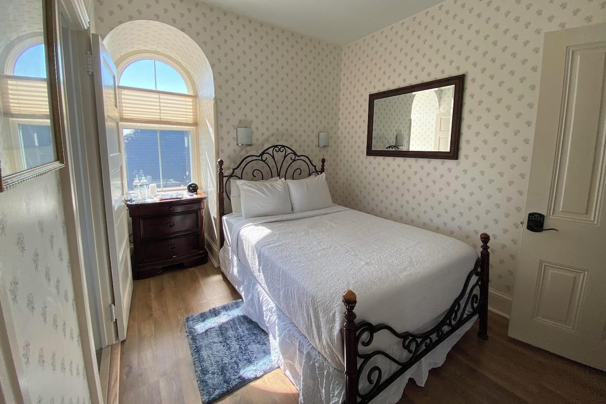 Classic Room, 1 Double Bed, Non Smoking, Pool Access (Room 5) | Individually decorated, individually furnished, bed sheets