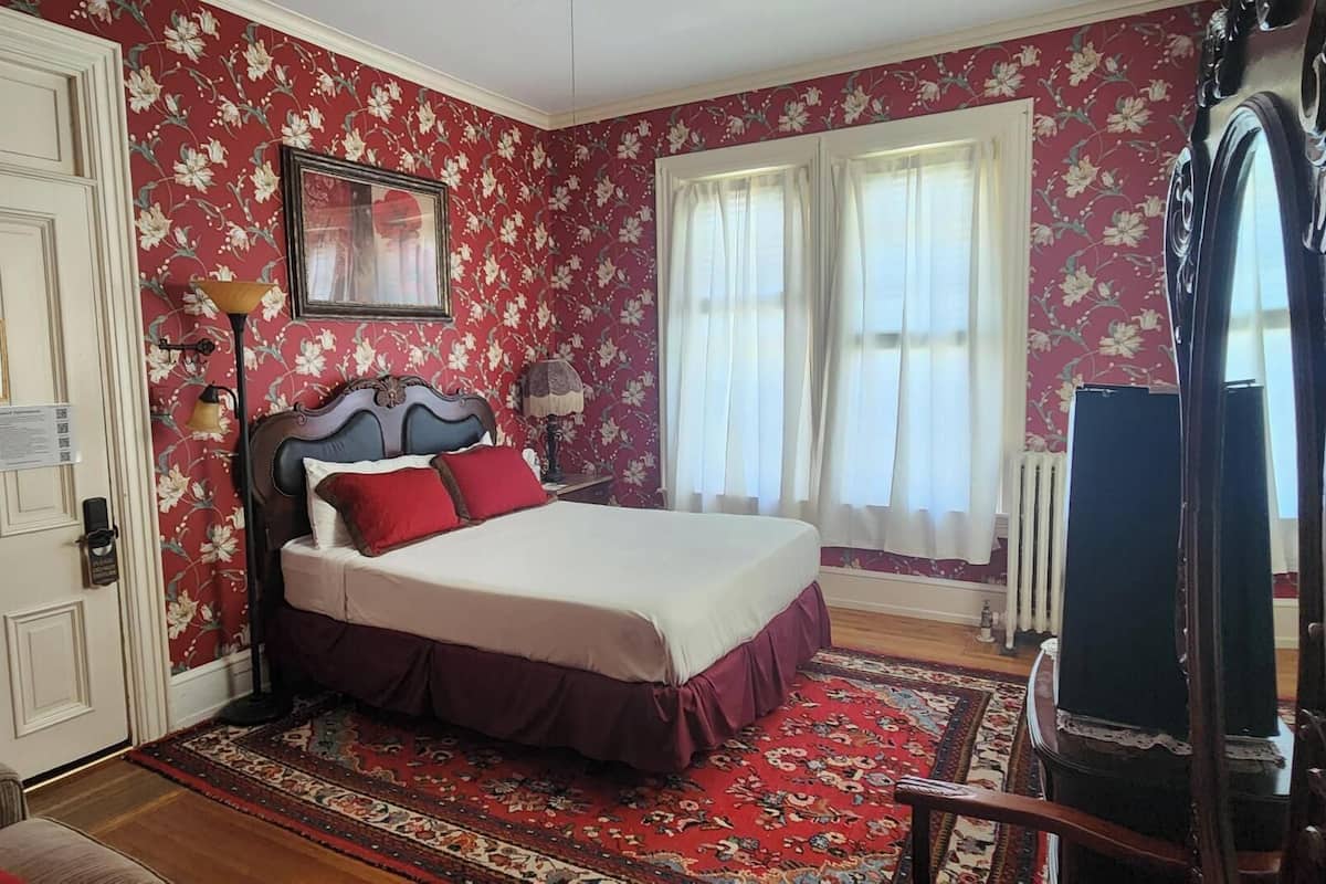 Romantic Room, 1 Queen Bed, Non Smoking, Poolside (Room 4) | Individually decorated, individually furnished, bed sheets