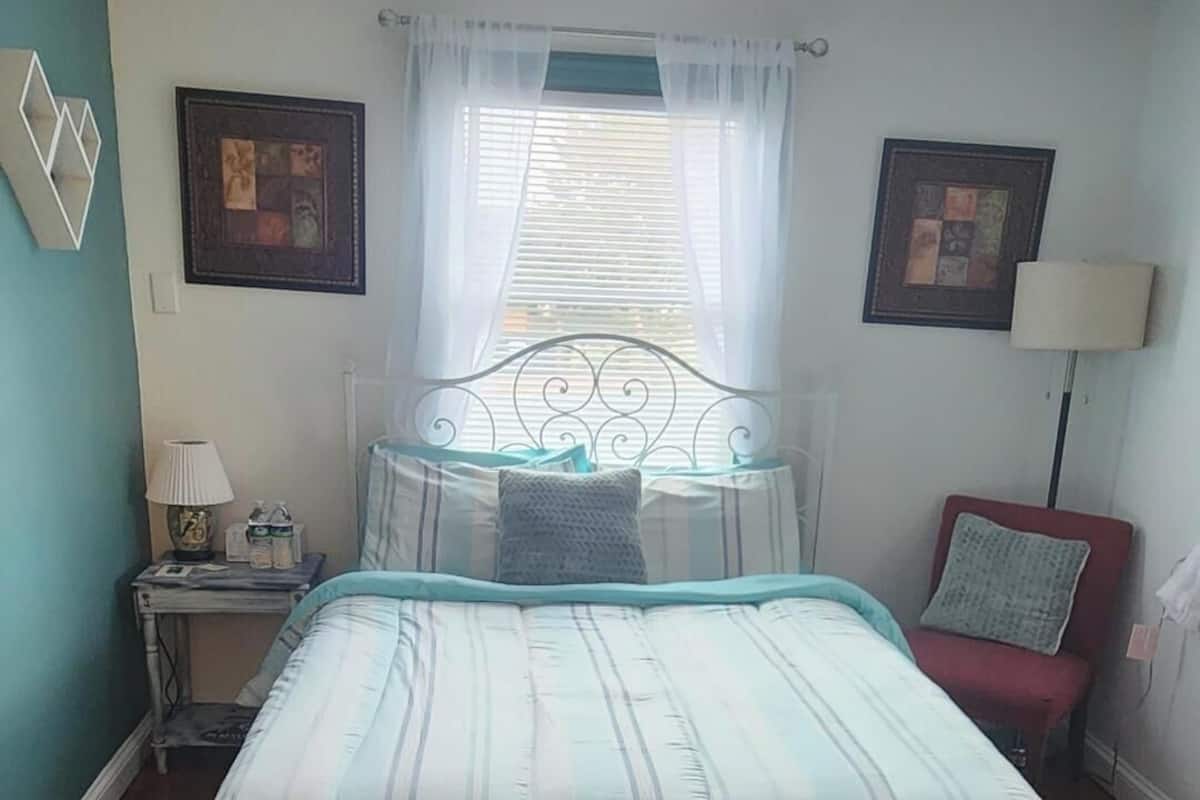 Premium Room, 1 Queen Bed, Non Smoking, Pool Access (Room 12) | Individually decorated, individually furnished, bed sheets