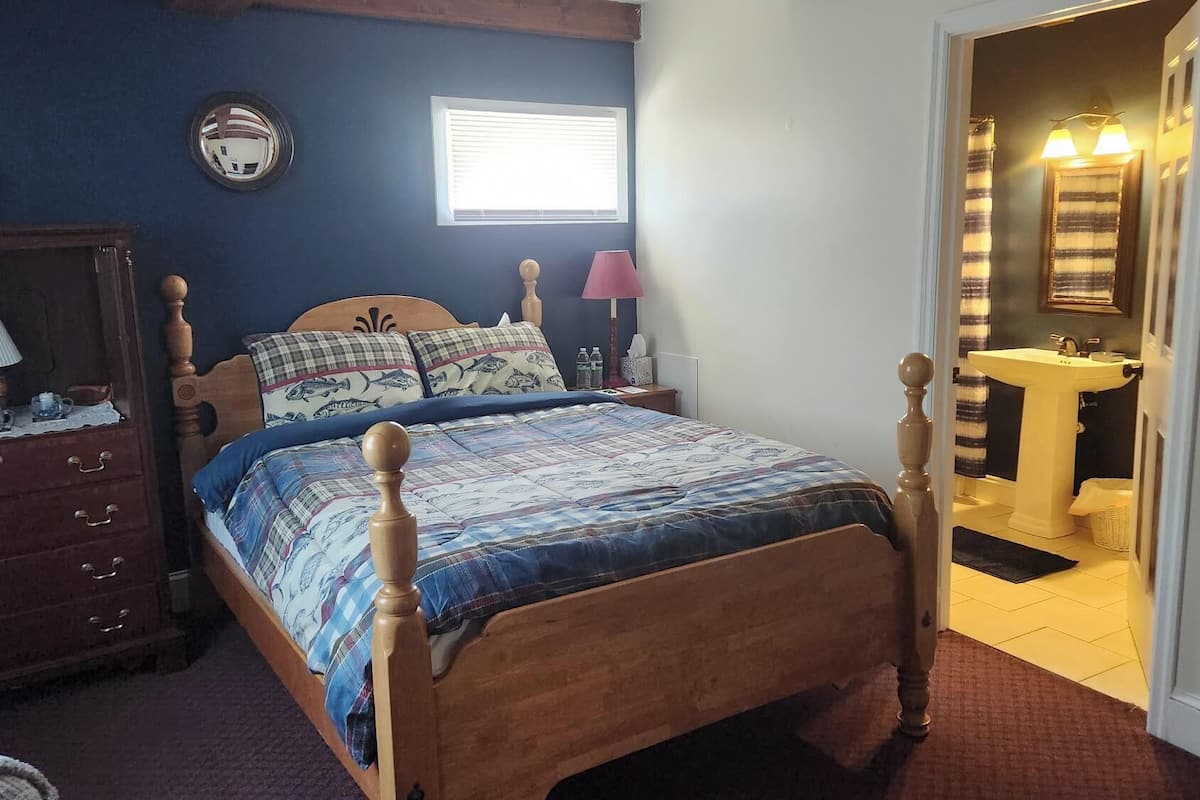 Comfort Room, 1 Queen Bed, Non Smoking, Pool Access (Room 9) | Individually decorated, individually furnished, bed sheets