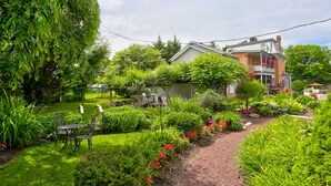 Garden -  Greystone Manor Bed & Breakfast (Bird In Hand)