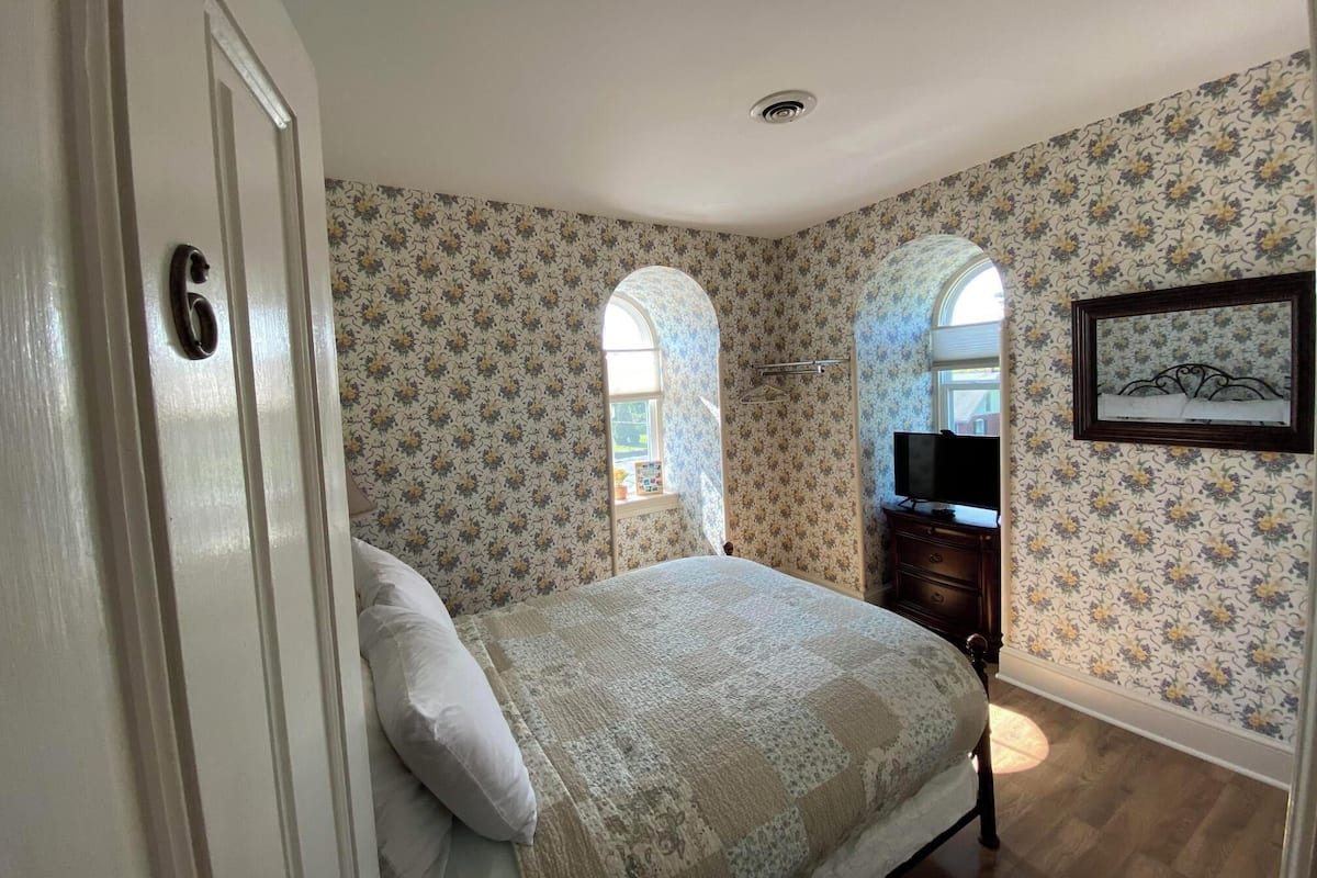 Classic Room, 1 Double Bed, Non Smoking, Private Bathroom (Room 6) | Individually decorated, individually furnished, bed sheets