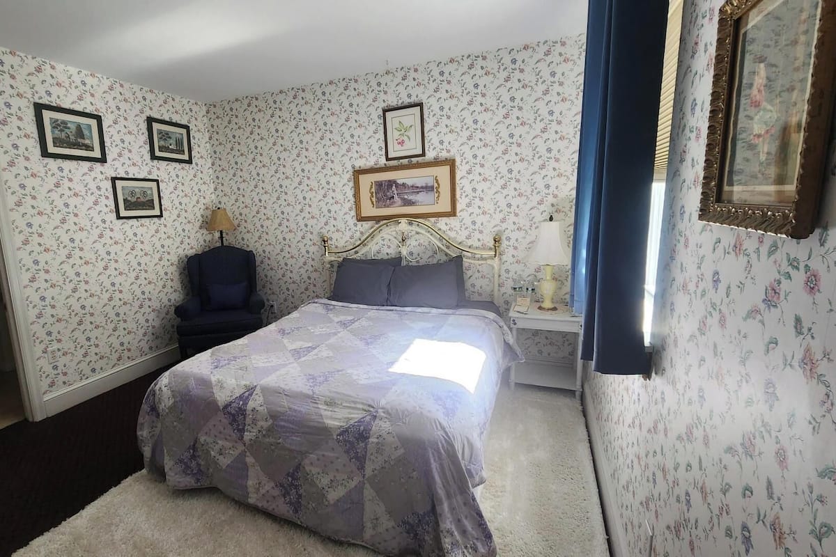 Comfort Room, 1 Queen Bed, Non Smoking, Private Bathroom (Room 11) | Individually decorated, individually furnished, bed sheets