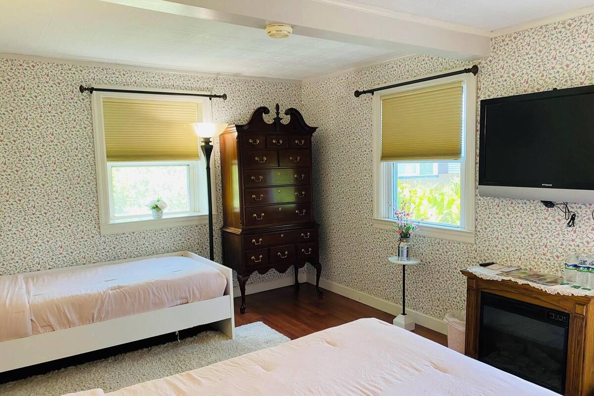 Family Double Room, Multiple Beds, Non Smoking, Ground Floor (Room 8) | Individually decorated, individually furnished, bed sheets