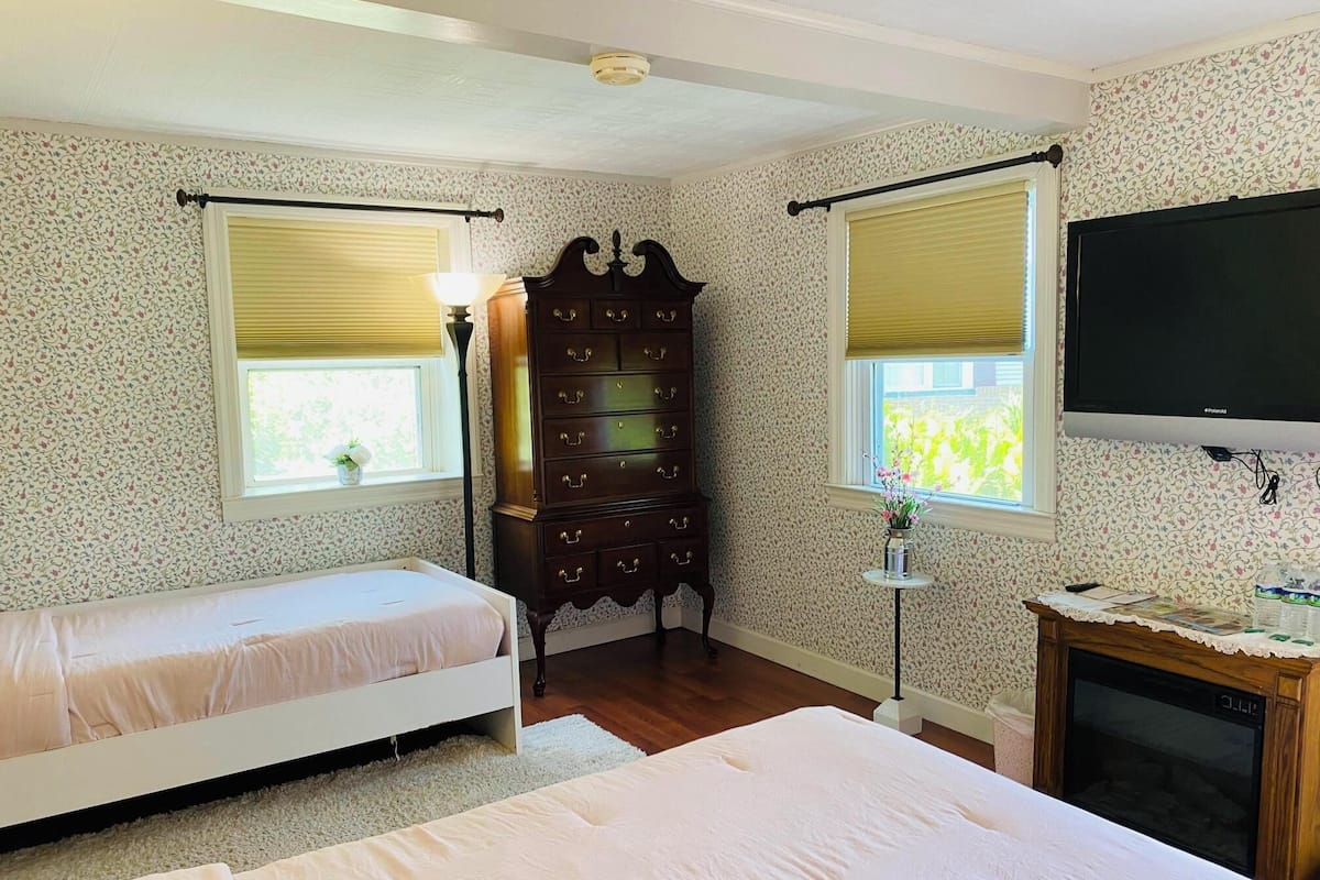 Family Double Room, Multiple Beds, Non Smoking, Ground Floor (Room 8) | Individually decorated, individually furnished, bed sheets