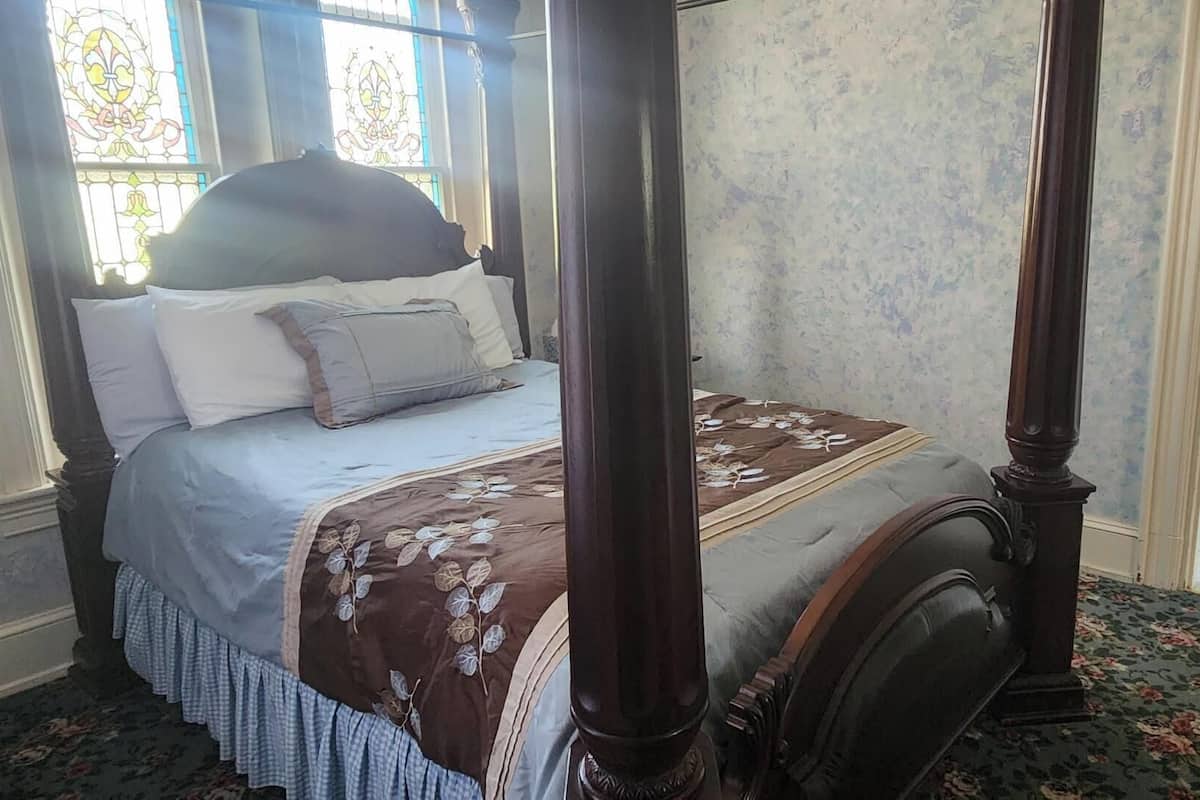Romantic Room, 1 Queen Bed, Non Smoking, Private Bathroom (Room 3) | Individually decorated, individually furnished, bed sheets