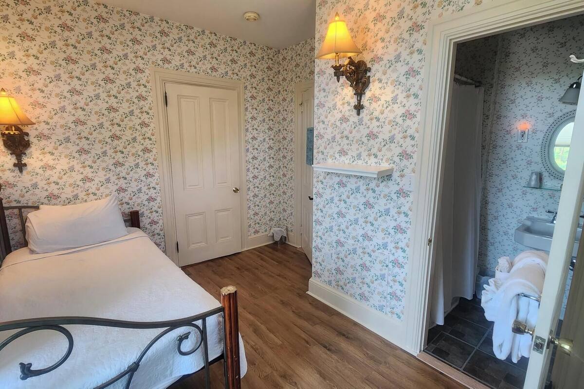 Classic Double Room, Multiple Beds, Non Smoking, Pool Access (Room 7) | Individually decorated, individually furnished, bed sheets