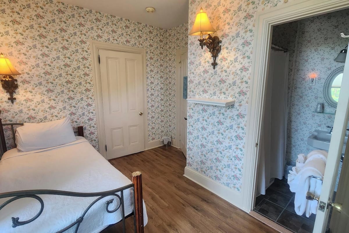 Classic Double Room, Multiple Beds, Non Smoking, Pool Access (Room 7) | Individually decorated, individually furnished, bed sheets