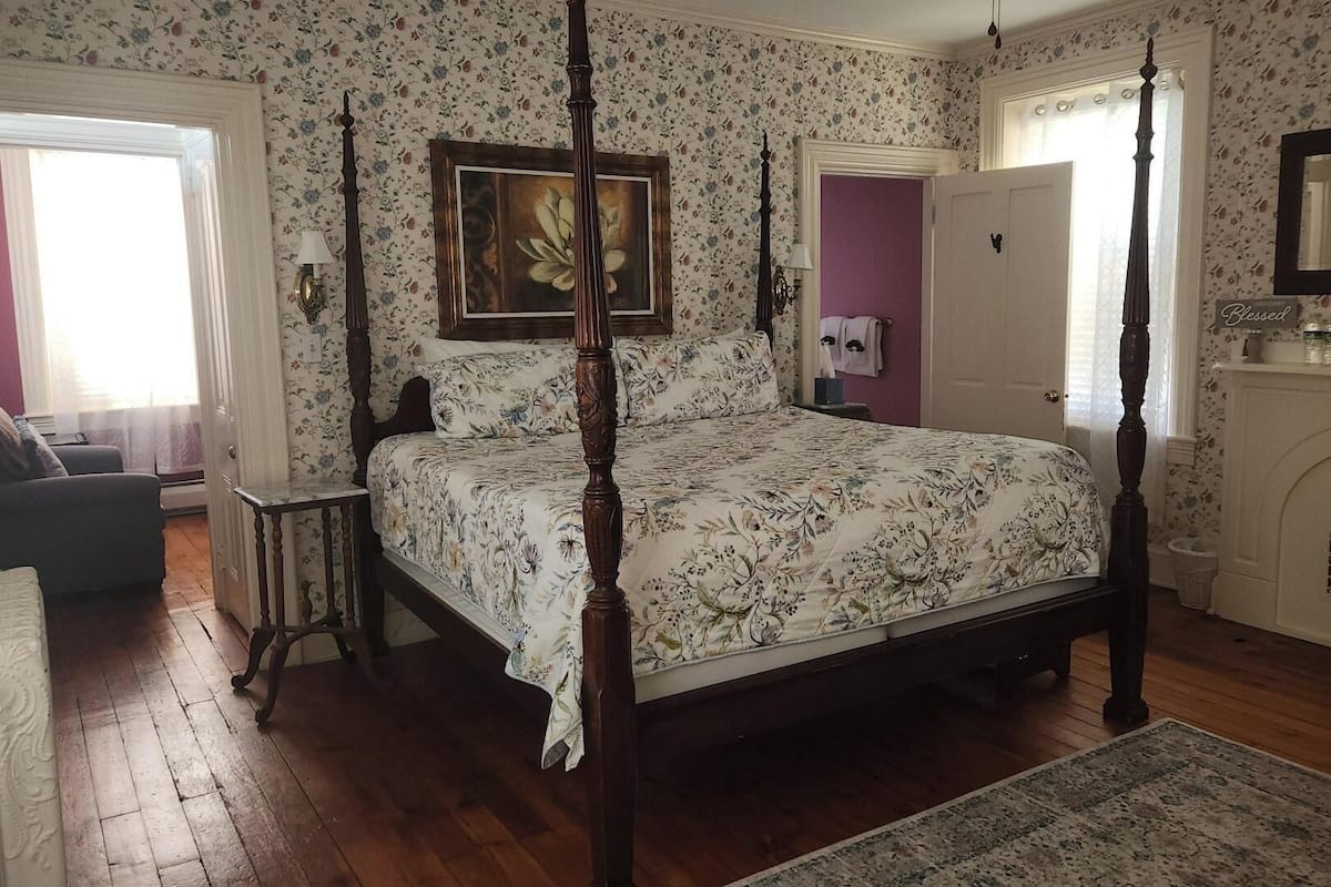 Honeymoon Room, 1 King Bed, Non Smoking, Poolside (Room 2) | Individually decorated, individually furnished, bed sheets