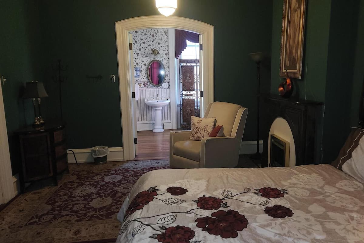 Deluxe Room, 1 King Bed, Non Smoking, Ground Floor (Room 1) | Individually decorated, individually furnished, bed sheets