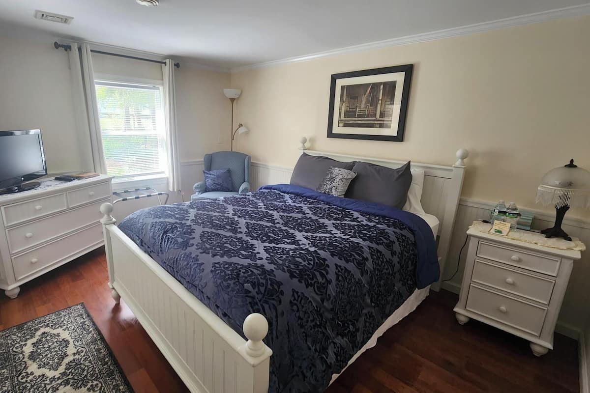 Premium Room, 1 Queen Bed, Non Smoking, Ground Floor (Room 13) | Individually decorated, individually furnished, bed sheets