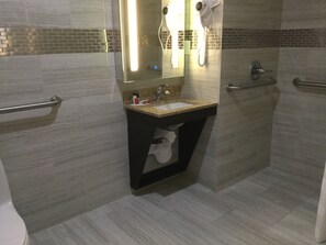 Quarto, 1 cama King, acessível, para não fumantes (Mobility/Hearing Roll-in Shower) | Banheiro | Banheira, secador de cabelo, toalhas de banho 