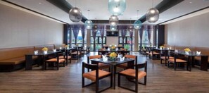 2 restaurantes; se sirven desayunos, almuerzos, cenas y cocina china 