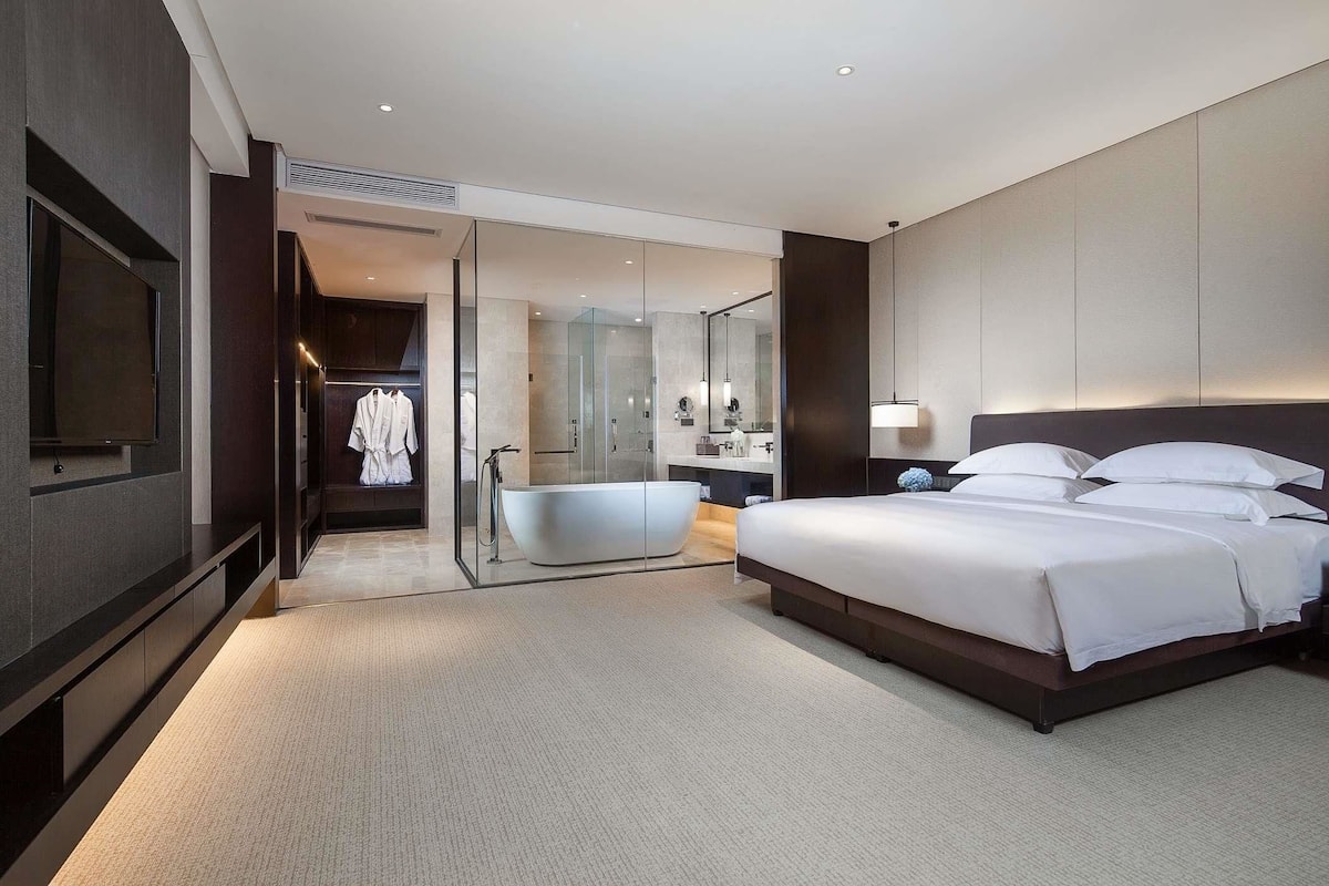 Suite empresarial, 1 cama King size, para fumadores | Minibar, caja de seguridad en la habitación, escritorio y wifi gratis