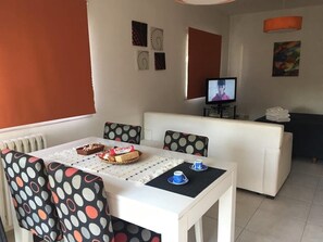 Exclusive Apartment, 1 Double Bed with Sofa bed | In-room dining