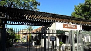 A gated entrance to a building with a sign reading "LAS MERCEDES". - Apartamento en Country Pilar Frutales (Pilar)
