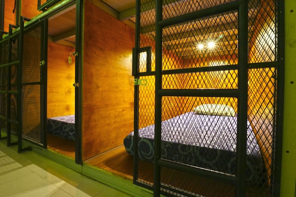 Shared Dormitory, Men only, Shared Bathroom - Kabin Kapsul Kayu jati I - Hostel (Jakarta)