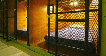 Kabin Kapsul Kayu jati I - Hostel