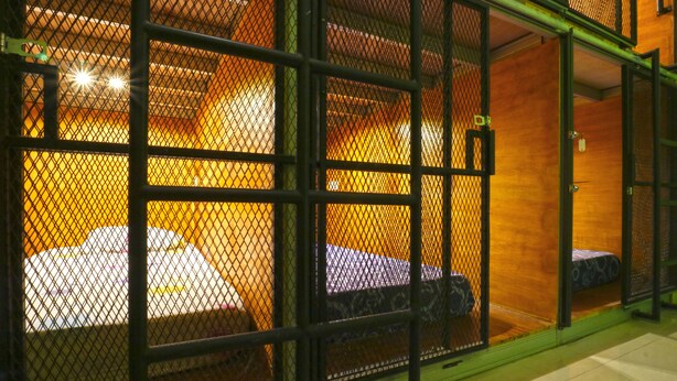 Shared Dormitory, Men only, Shared Bathroom - Kabin Kapsul Kayu jati I - Hostel (Jakarta)