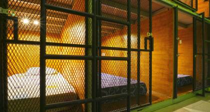 Kabin Kapsul Kayu jati I - Hostel
