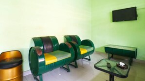 Lobby sitting area - Kabin Kapsul Kayu jati I - Hostel (Jakarta)