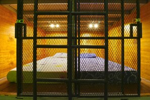 Shared Dormitory, Men only, Shared Bathroom - Kabin Kapsul Kayu jati I - Hostel (Jakarta)
