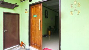 Interior entrance - Kabin Kapsul Kayu jati I - Hostel (Jakarta)