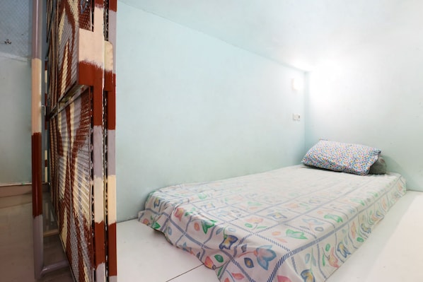 Shared Dormitory, Men only, Shared Bathroom