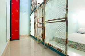 Bed sheets - Kabin Kapsul Kayu Jati V Jakarta - Male Only - Hostel (Jakarta)