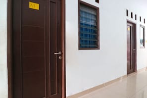 Shared Dormitory, Men only, Shared Bathroom