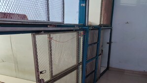 Una habitación con un separador metálico y una puerta.