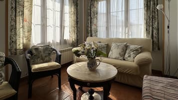 Apartamento en Chalet con jardín privado para 8 personas | Area soggiorno | TV a schermo piatto 32 pollici con canali digitali, TV