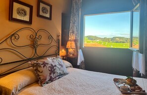 Family Room | 14 bedrooms, Egyptian cotton sheets, premium bedding - Posada Río Cubas (Ribamontan al Monte)