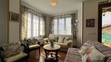 Apartamento en Chalet con jardín privado para 8 personas | Living area | 32-inch flat-screen TV with digital channels, TV
