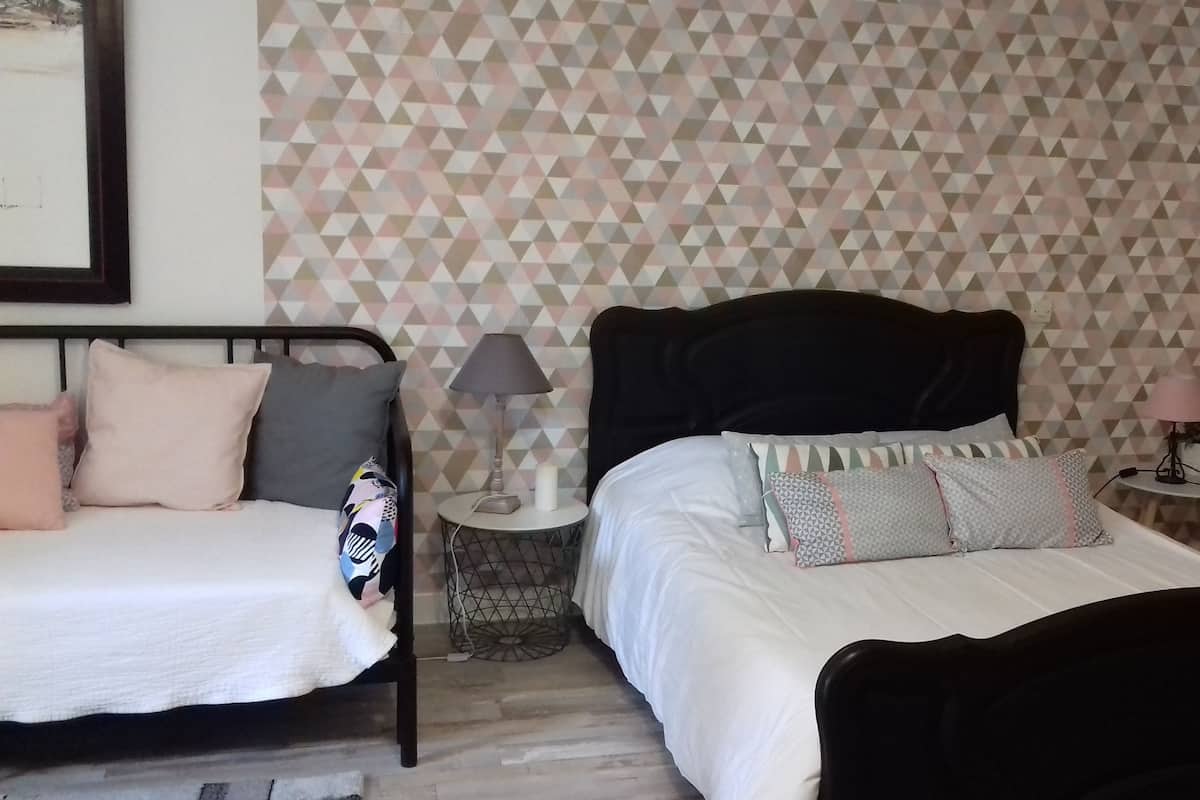 Triple Room (Coquelicot) | Blackout drapes, soundproofing, WiFi (free), individually decorated