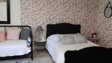 Kamar Triple (Coquelicot) | Didekorasi berbeda-beda dan dilengkapi dengan perabotan berbeda-beda