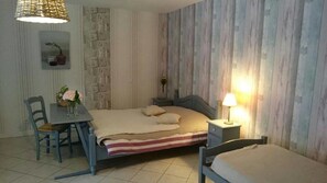 Quadruple Room (Myosotis) | Individually decorated, individually furnished, blackout drapes - Le Jardin d'Helant (Ecquedecques)