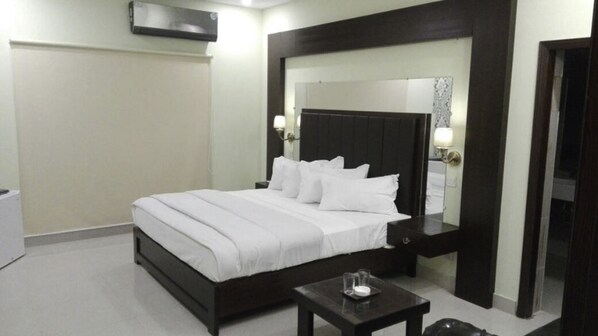 Minibar, desk - Hotel Best One (Multan)